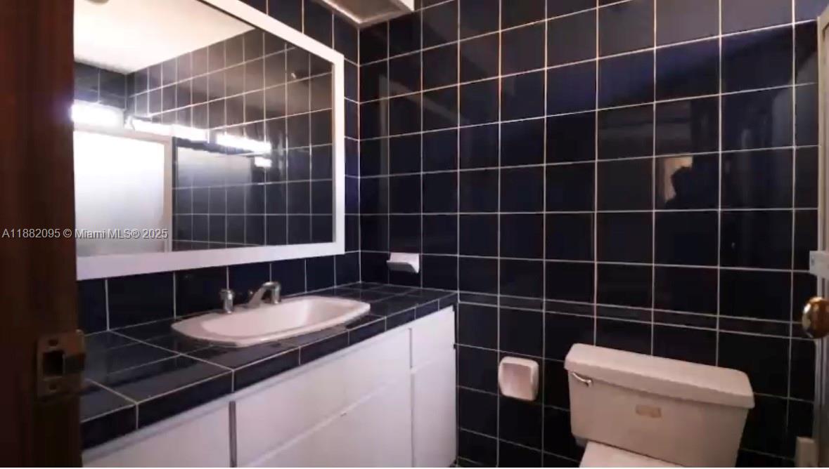 A11882095 Property Photo 40