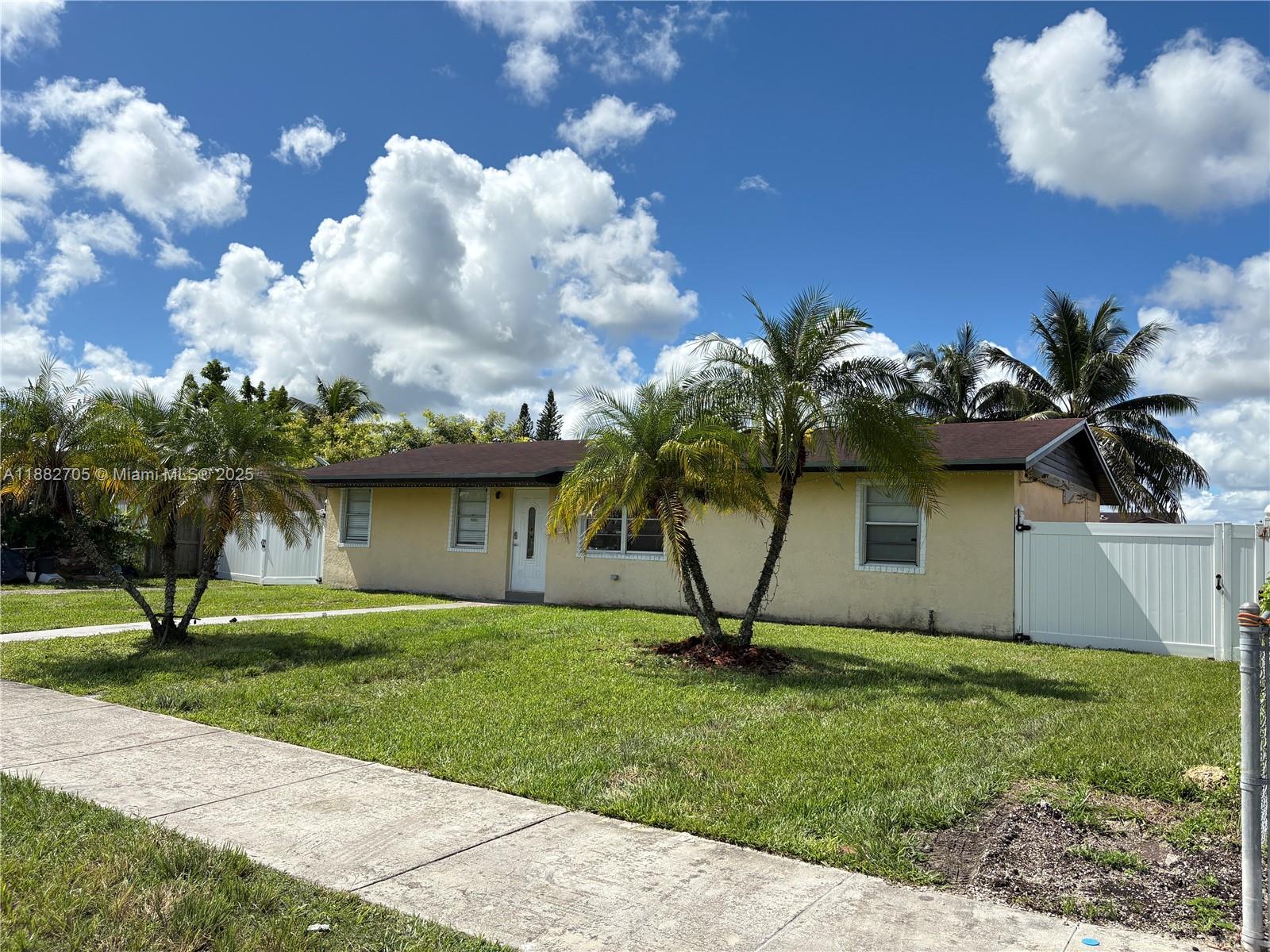 548 Sw 16th Ter Property Photo 2