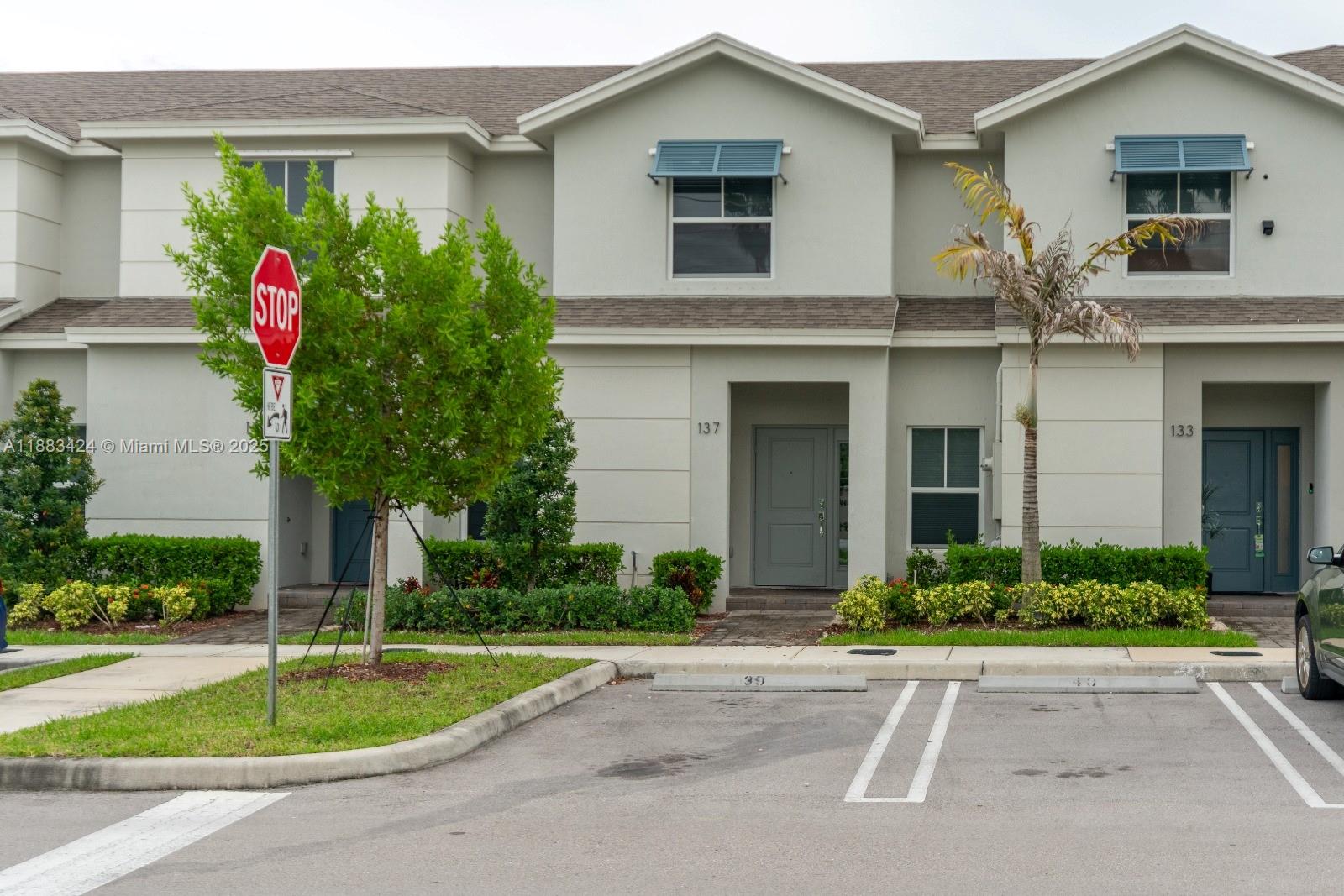 137 NE 3rd Ct Property Photo 1