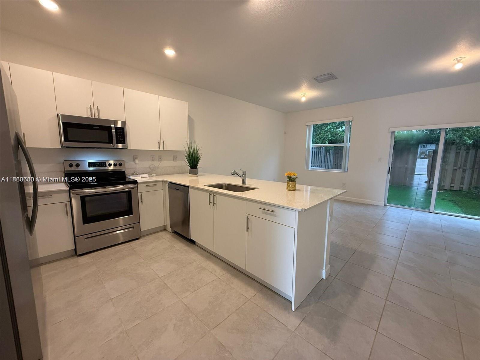 1655 Se 26th Rd Property Photo 3