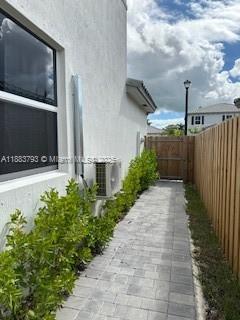 834 Se 26th Rd Studio Property Photo 2