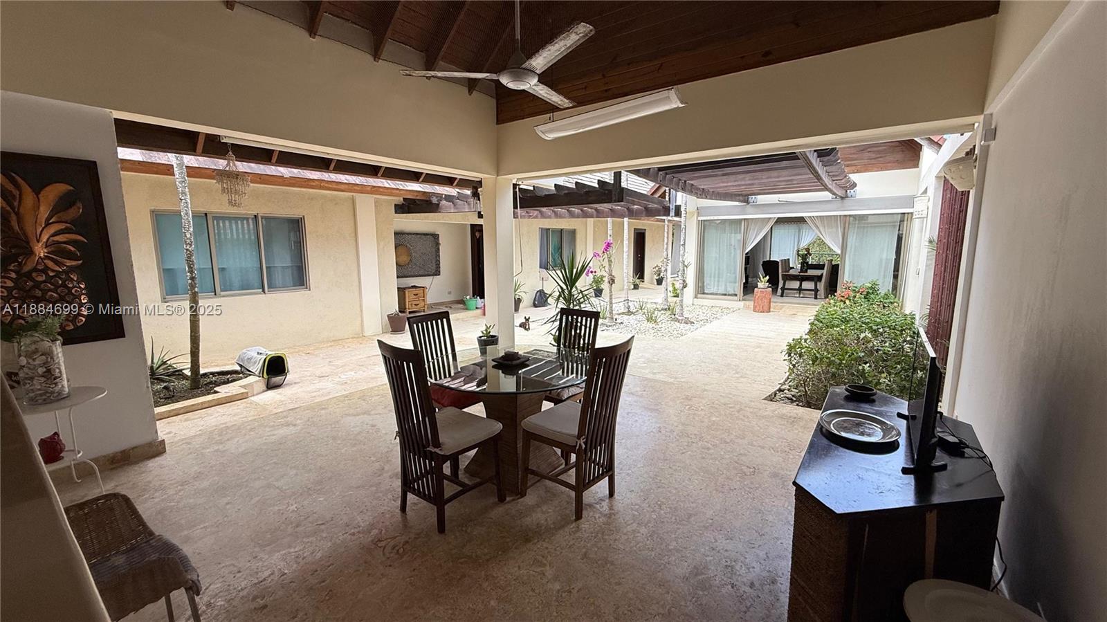A11884699 Property Photo 36