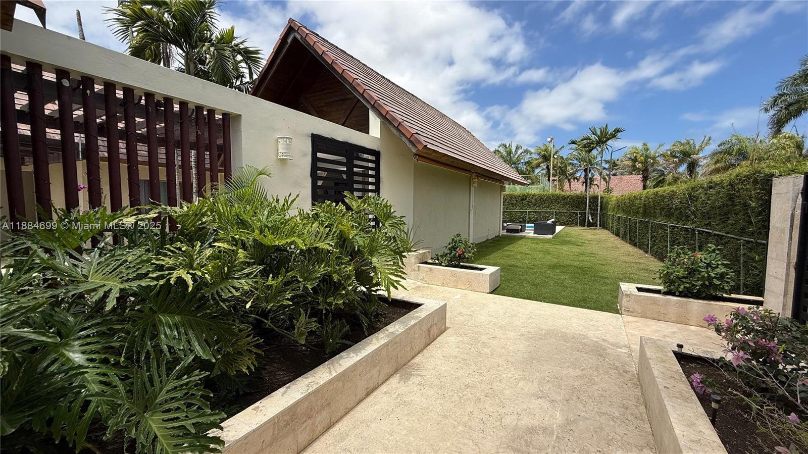 A11884699 Property Photo 47