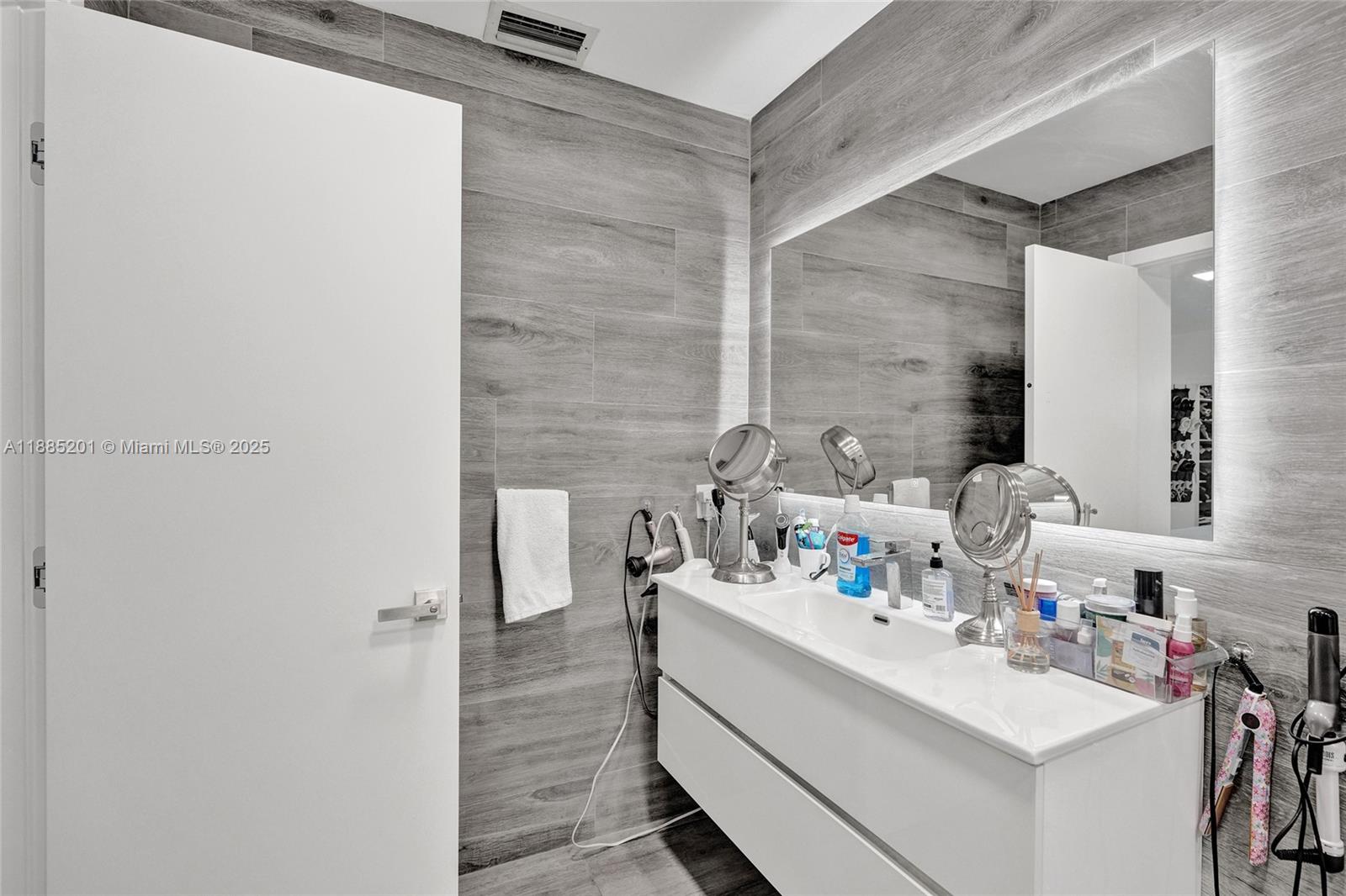 3784 Sheridan Ave Property Photo 9