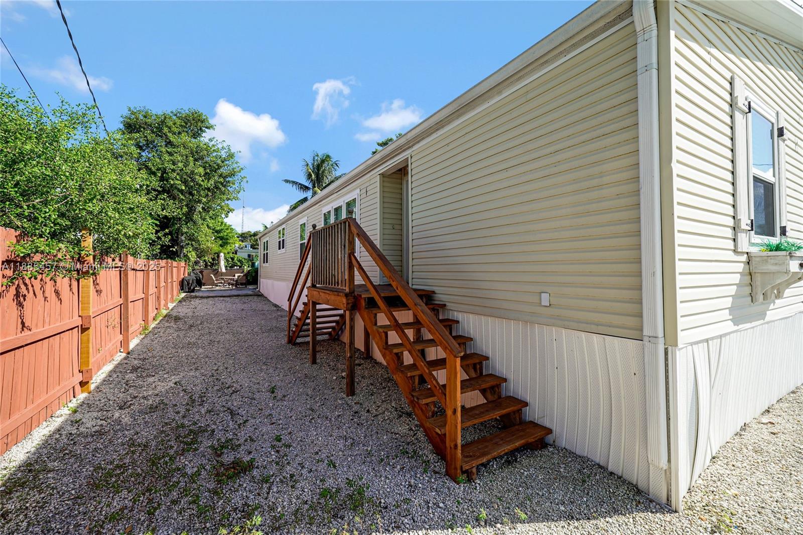 945 Plantation Rd 945 Property Photo 2