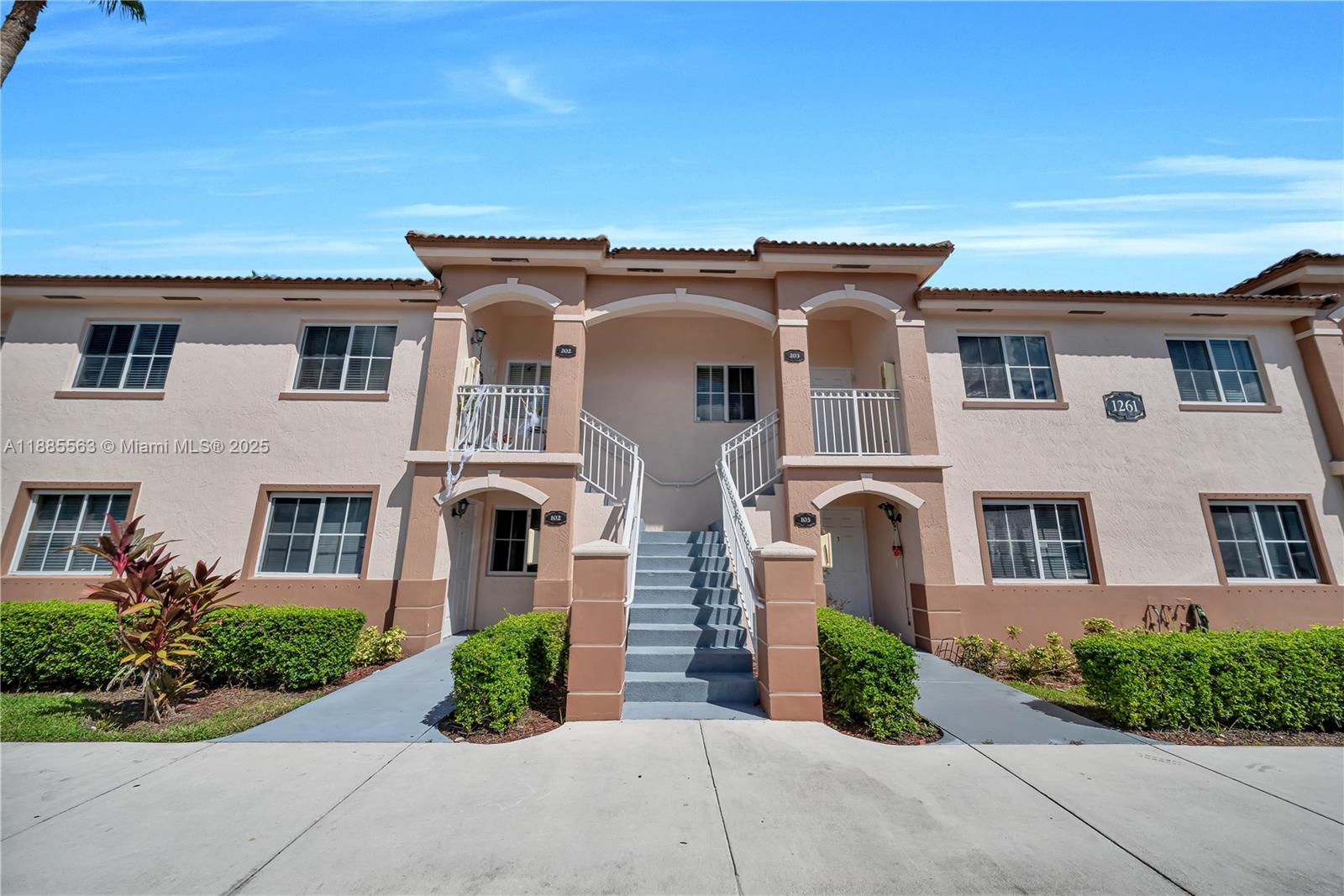 1261 Se 27th St 203 Property Photo 2