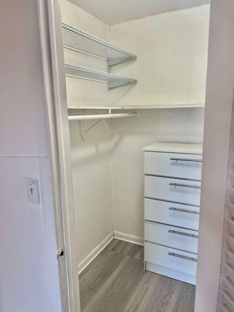 1300 W 53rd St 18 Property Photo 13