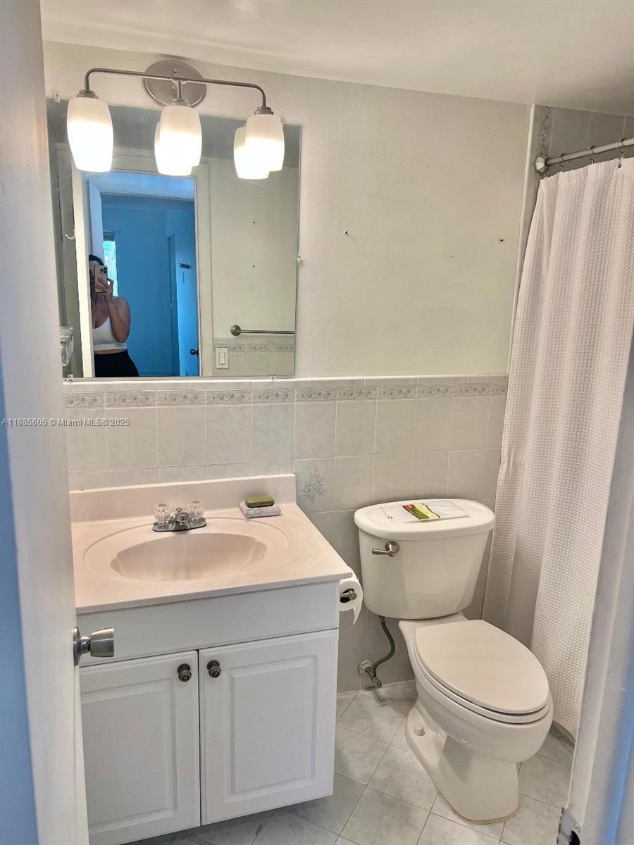 1300 W 53rd St 18 Property Photo 17