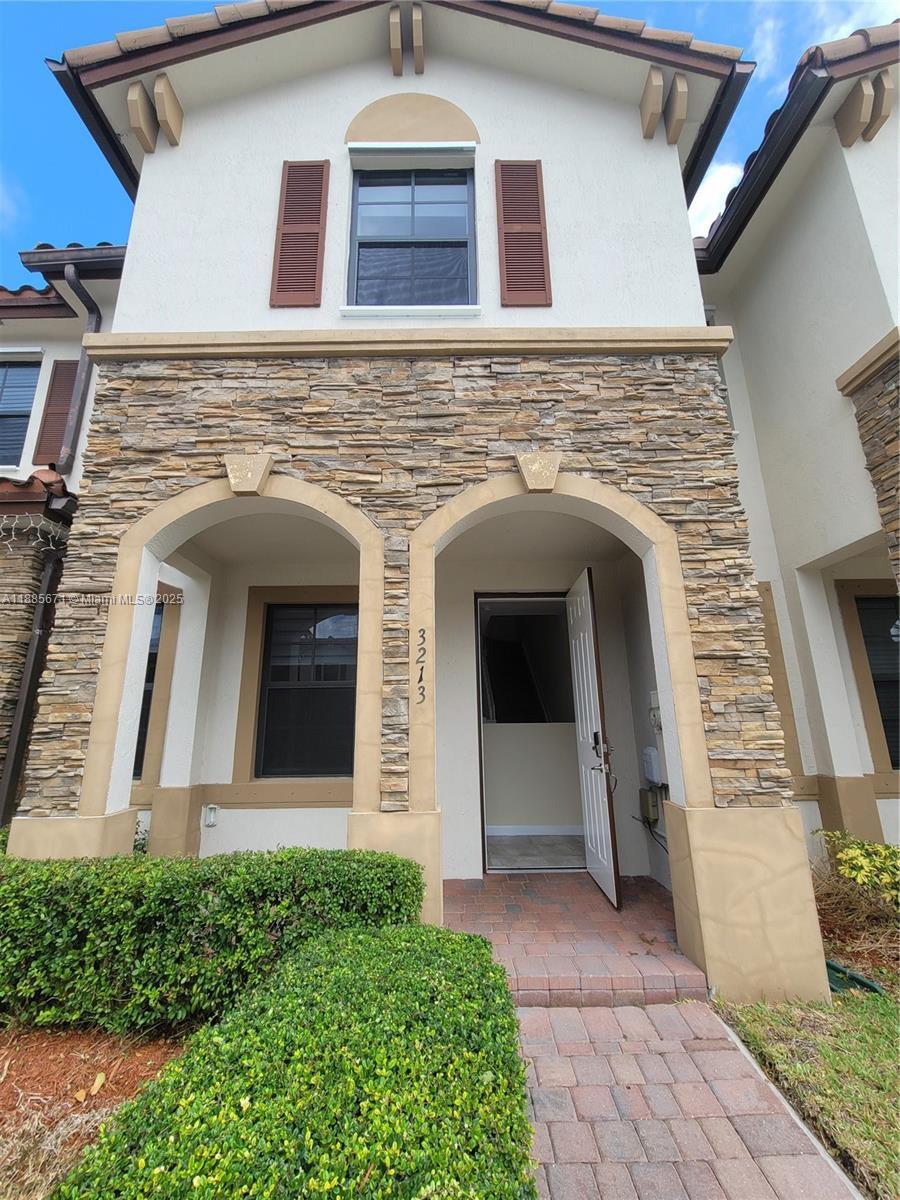 3213 SE 5th Ct Property Photo 1