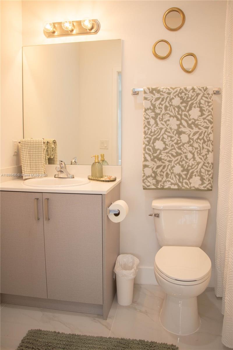 1453 W 29th St 307 Property Photo 17