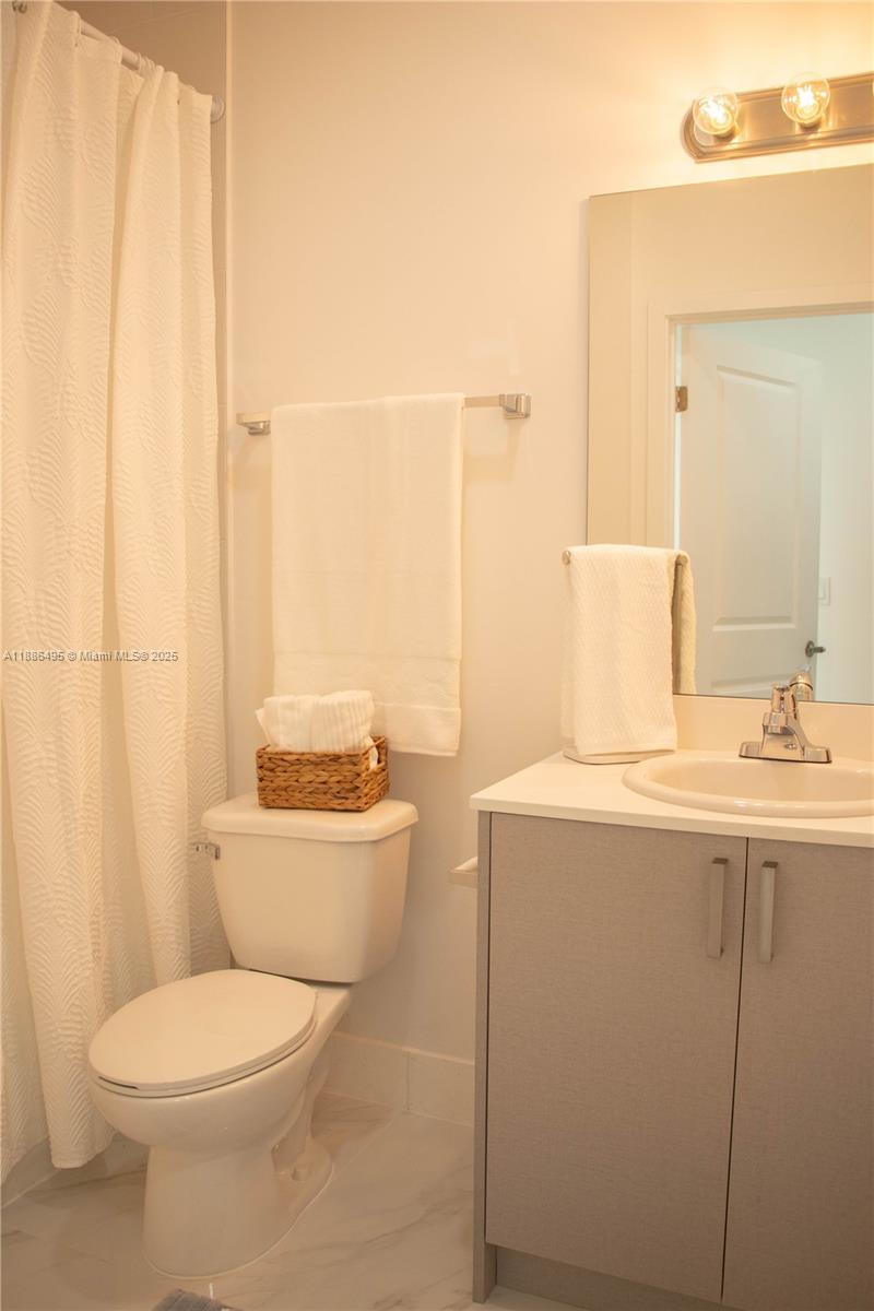 1453 W 29th St 307 Property Photo 19