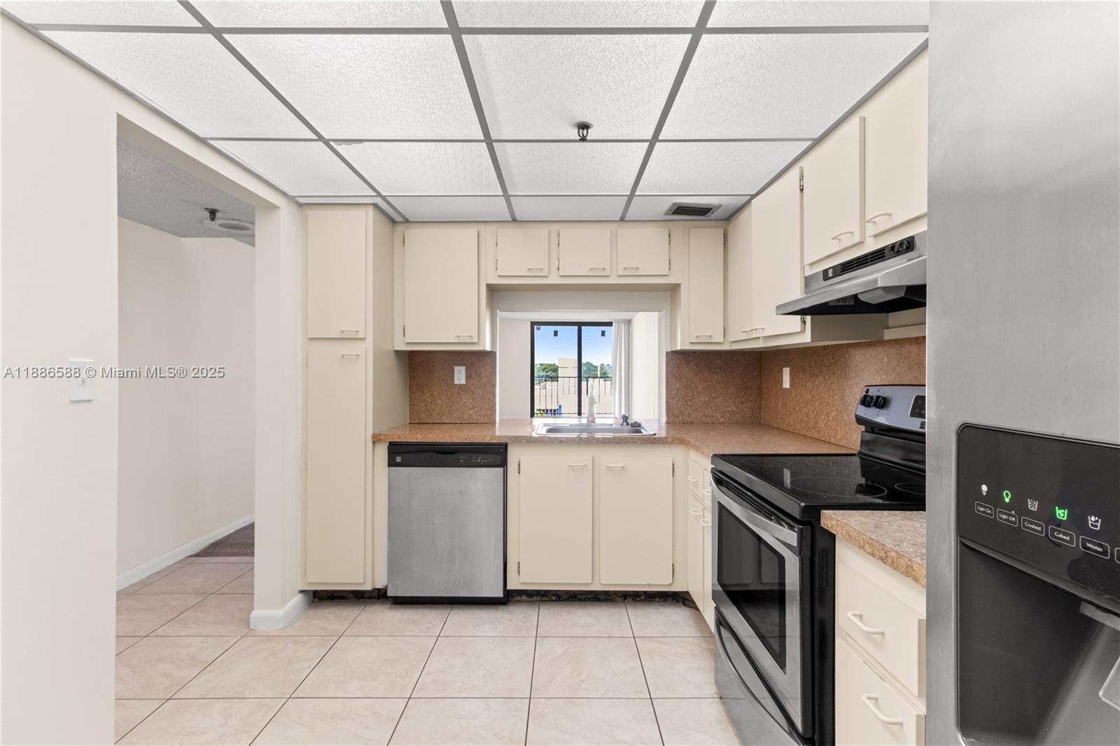 2625 Collins Ave 608 Property Photo 4