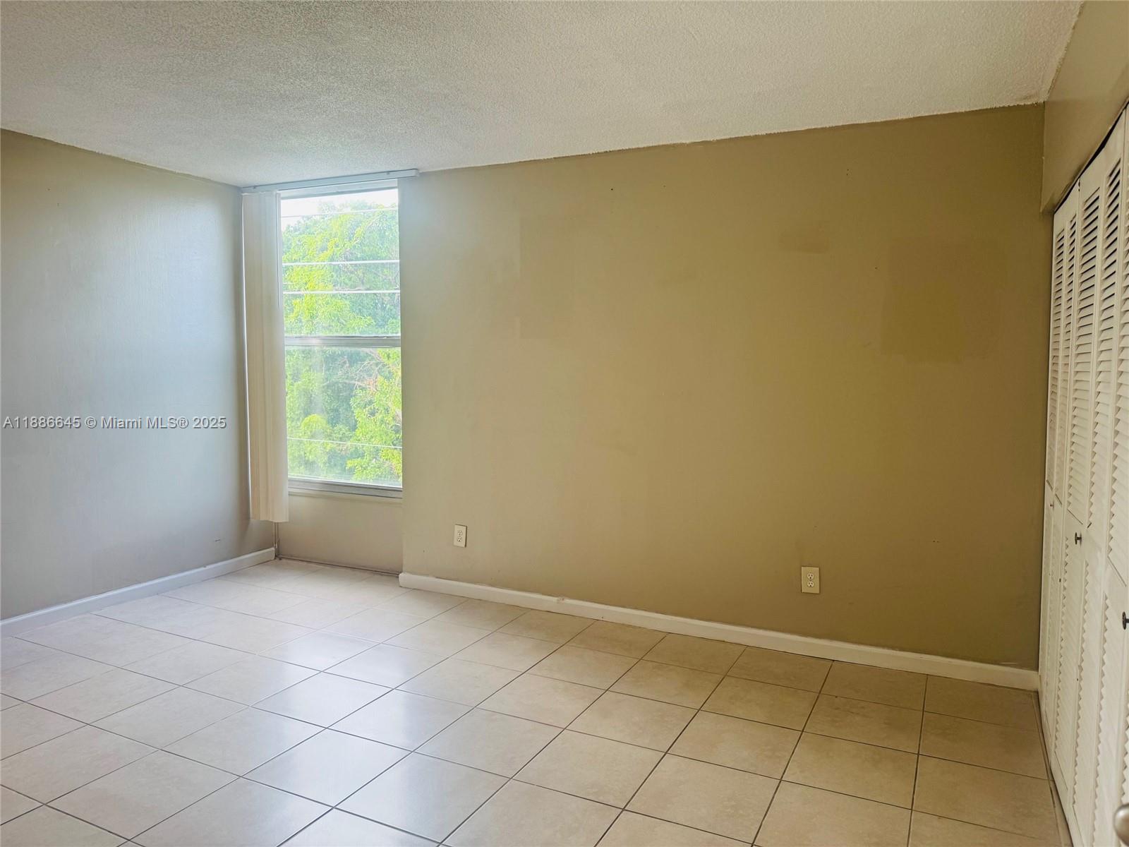 2000 Ne 135th St 403 Property Photo 6