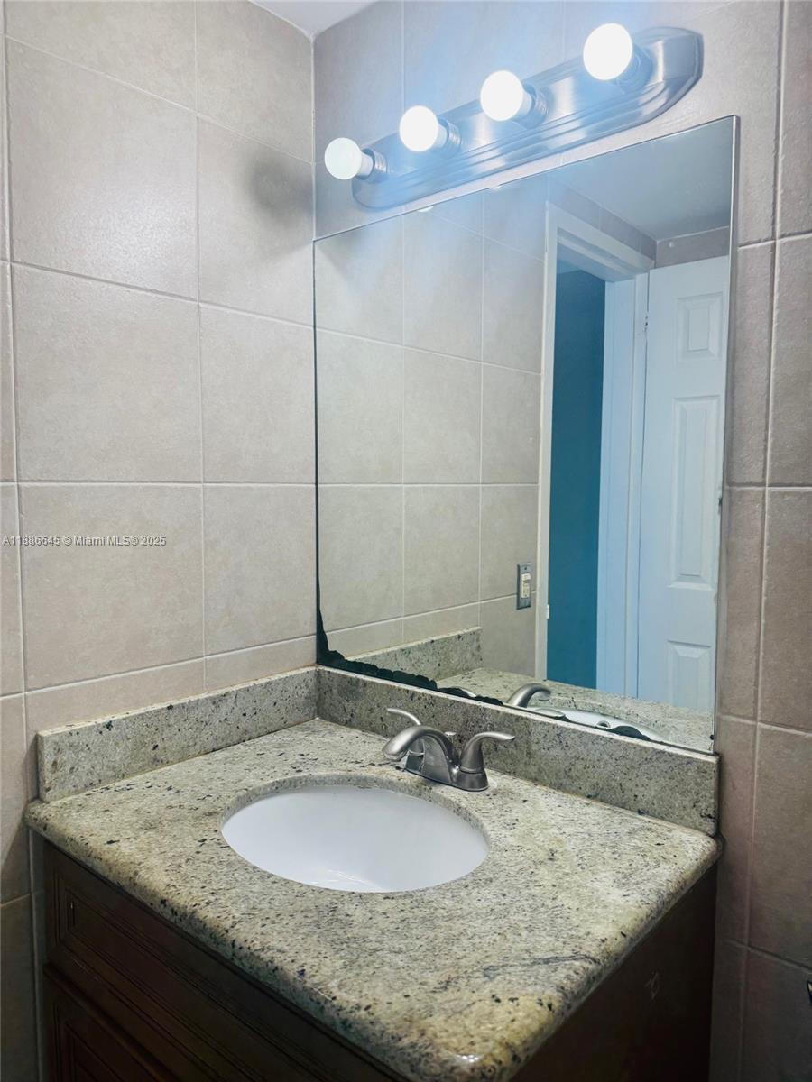 2000 Ne 135th St 403 Property Photo 11
