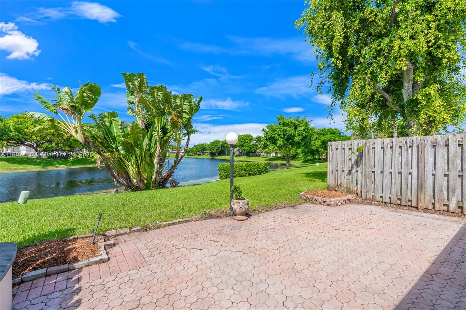 5145 E Lakes Dr Property Photo 1