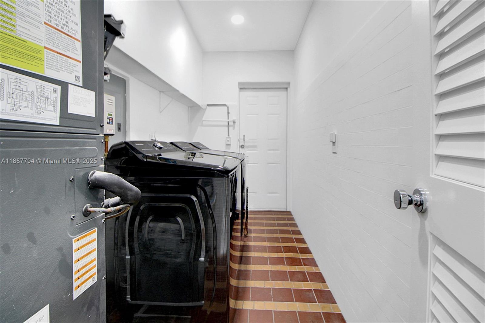 1110 Wallace St Property Photo 27