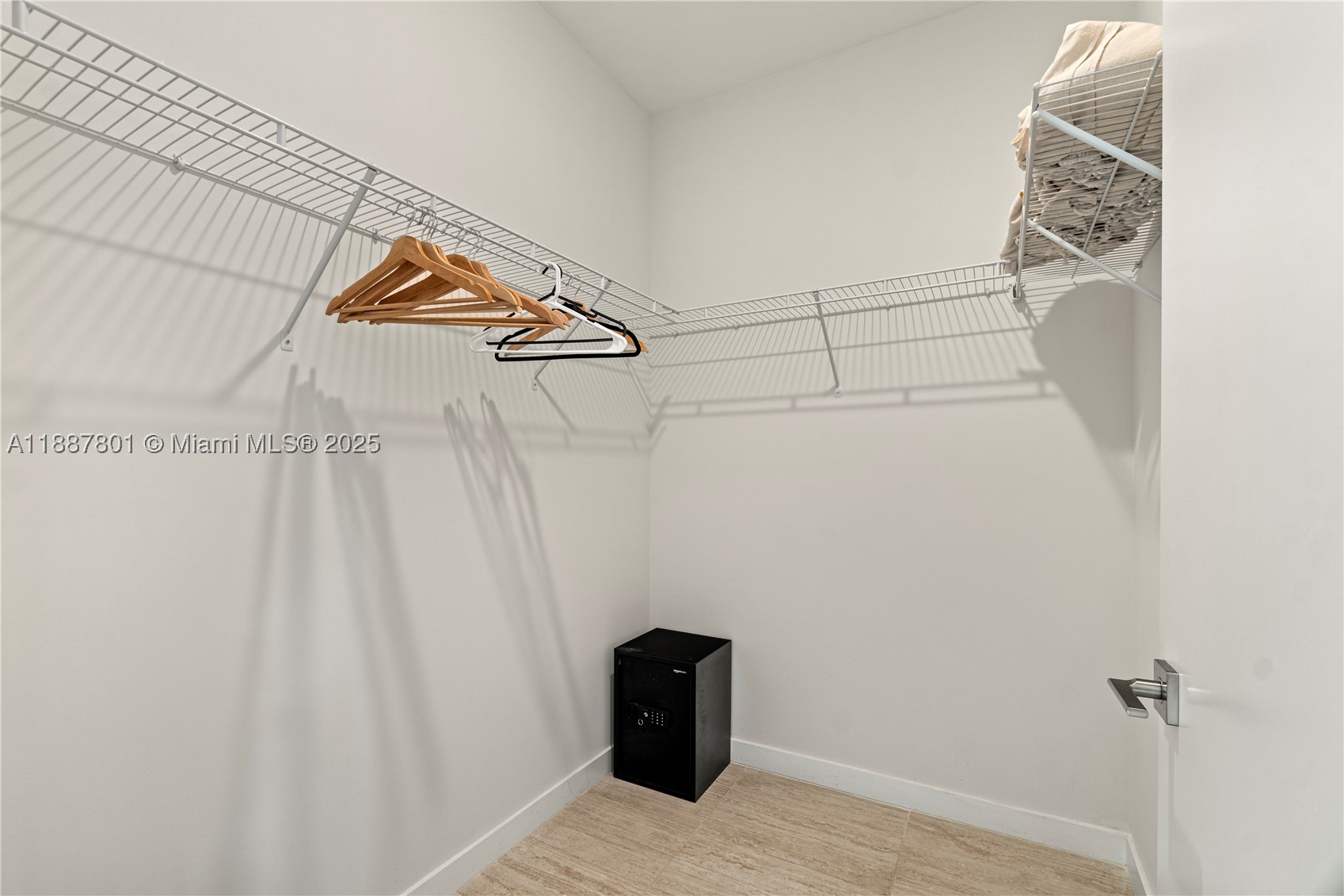A11887801 Property Photo 23