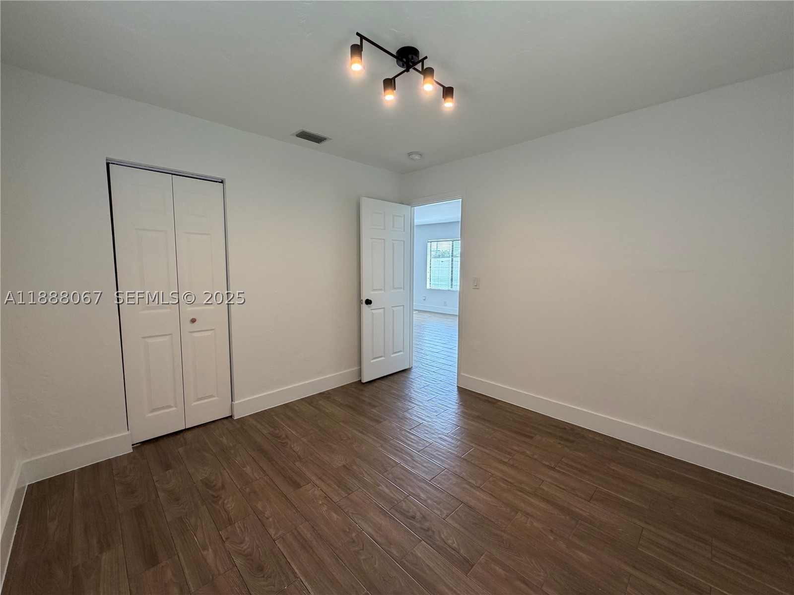 107 W Pembroke Rd Property Photo 8