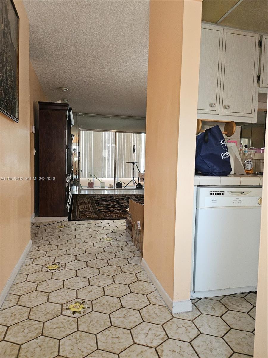 5121 W Oakland Park Blvd 211 Property Photo 1