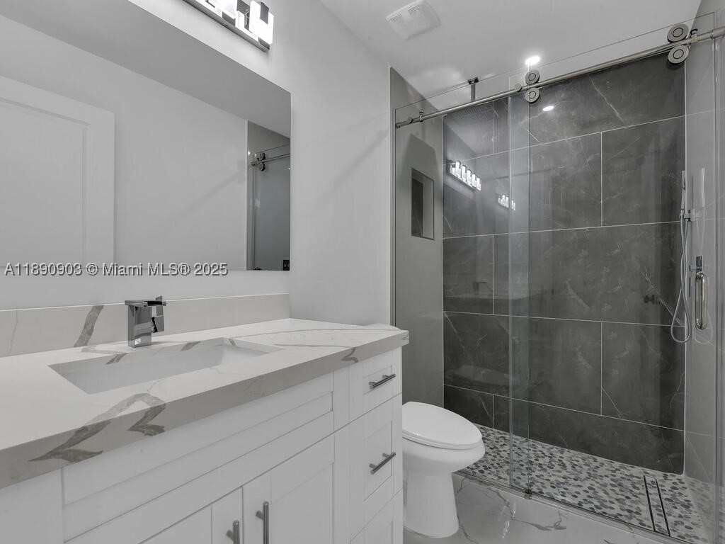 4913/4915 S Leonard Blvd S Property Photo 11