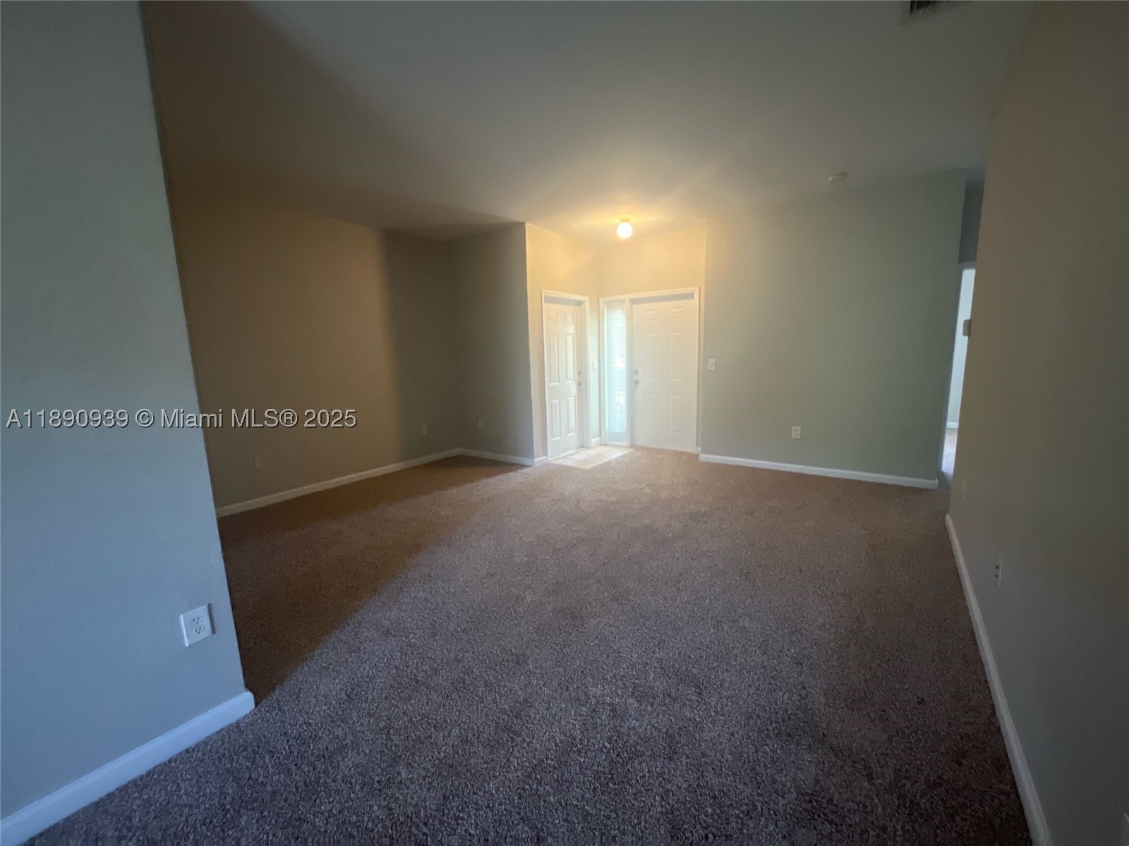 2731 Ne 3rd Dr 203 Property Photo 3