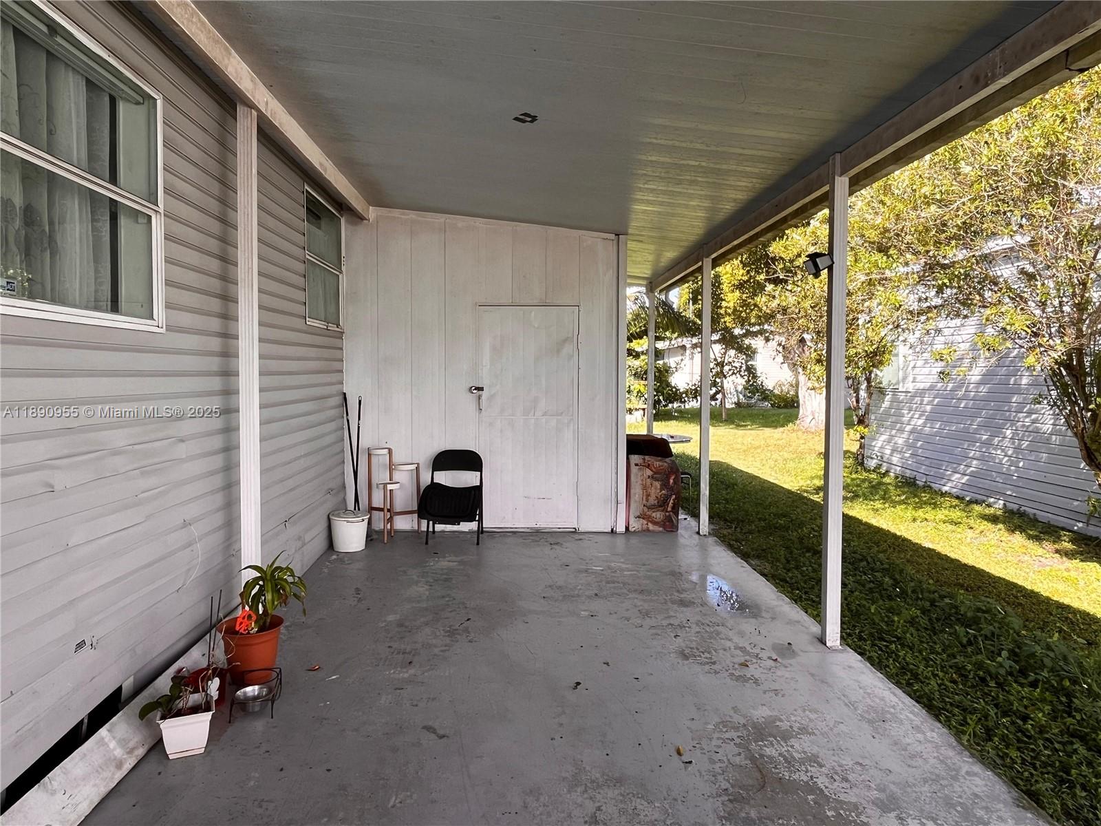 909 Sw 131 Way Property Photo 33