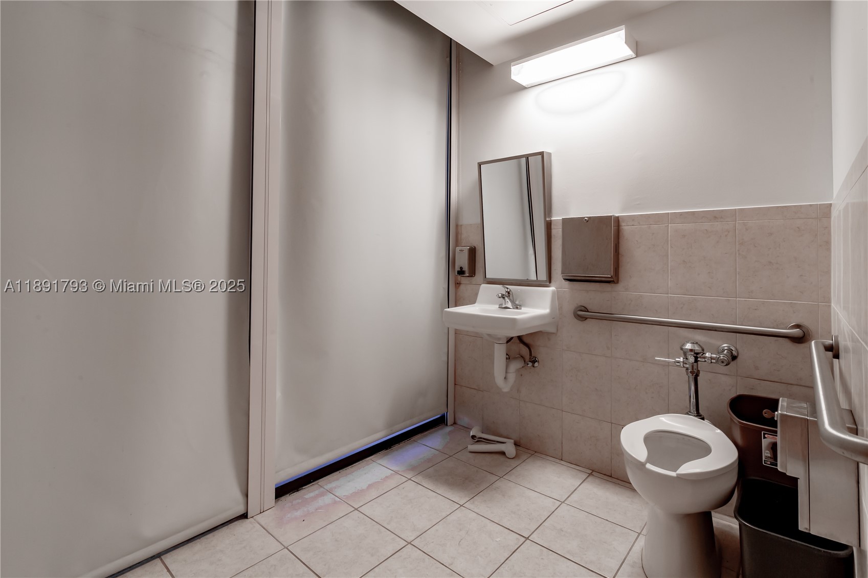 410 W 41st St 103 Property Photo 8