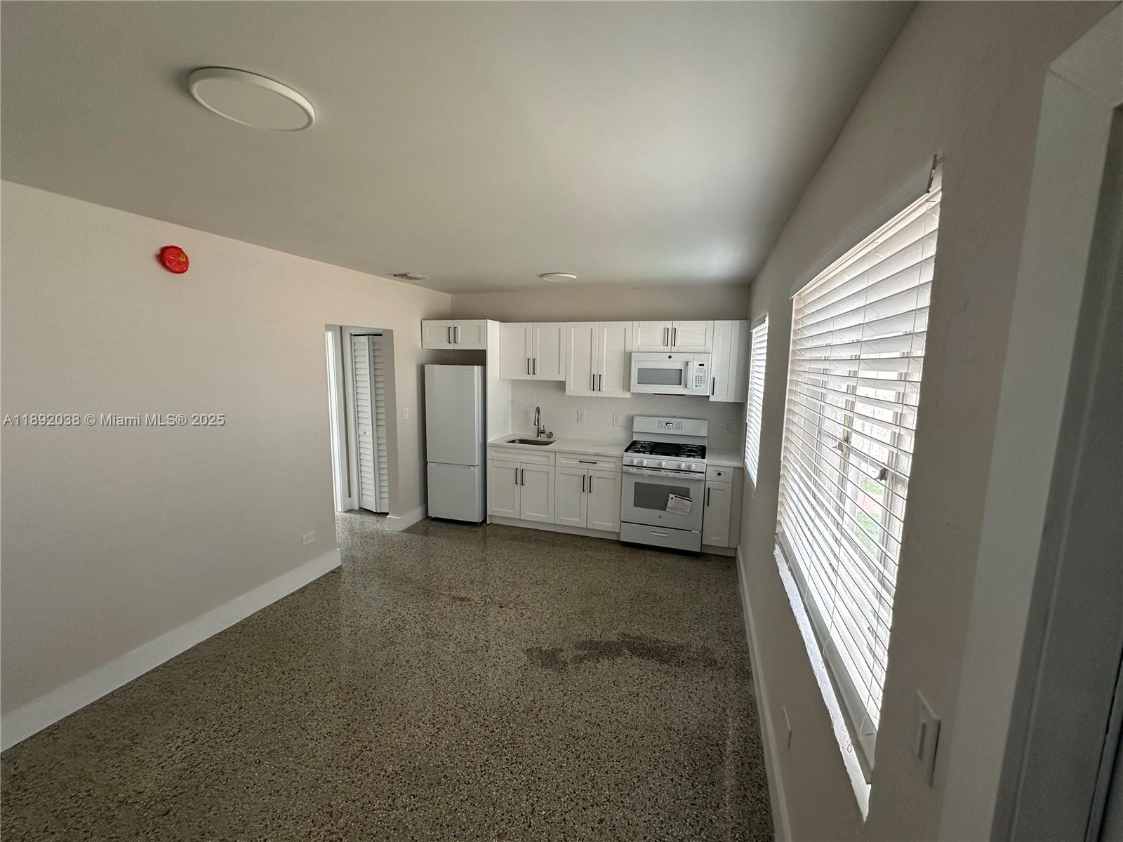 211 Sw 18th Ave 2 Property Photo 1