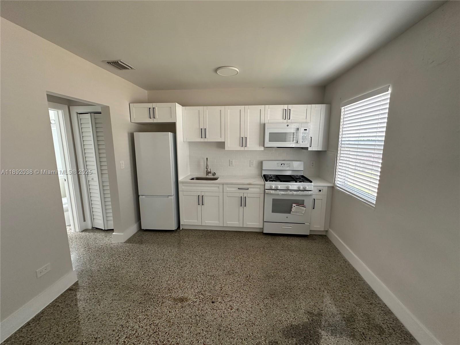 211 Sw 18th Ave 2 Property Photo 2