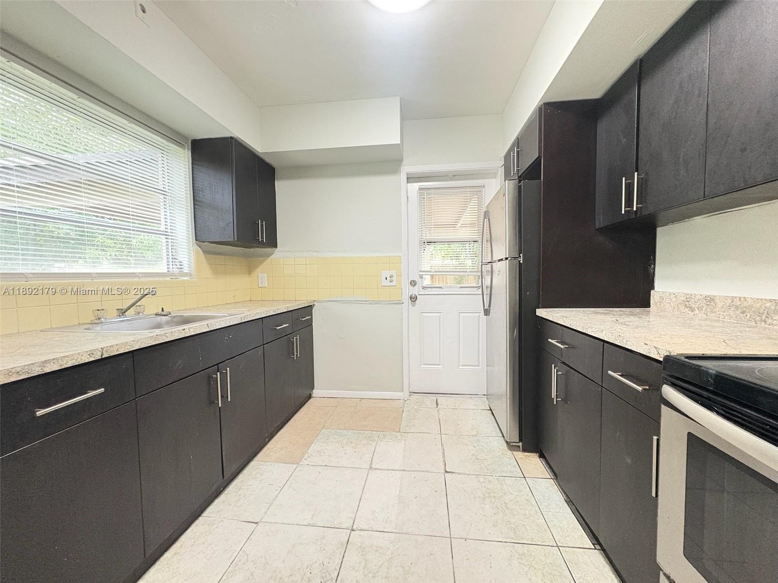 1900 Nw 12th Ave Property Photo 1