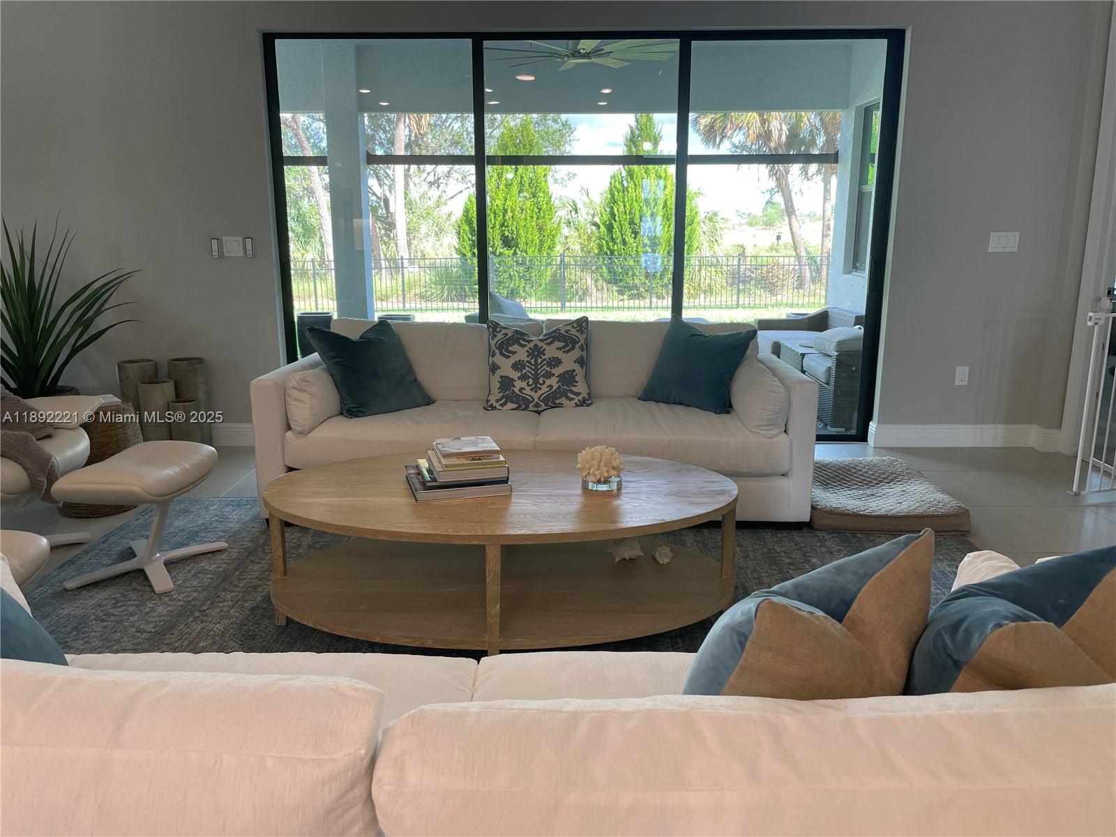4960 Surfside Circle Property Photo 4