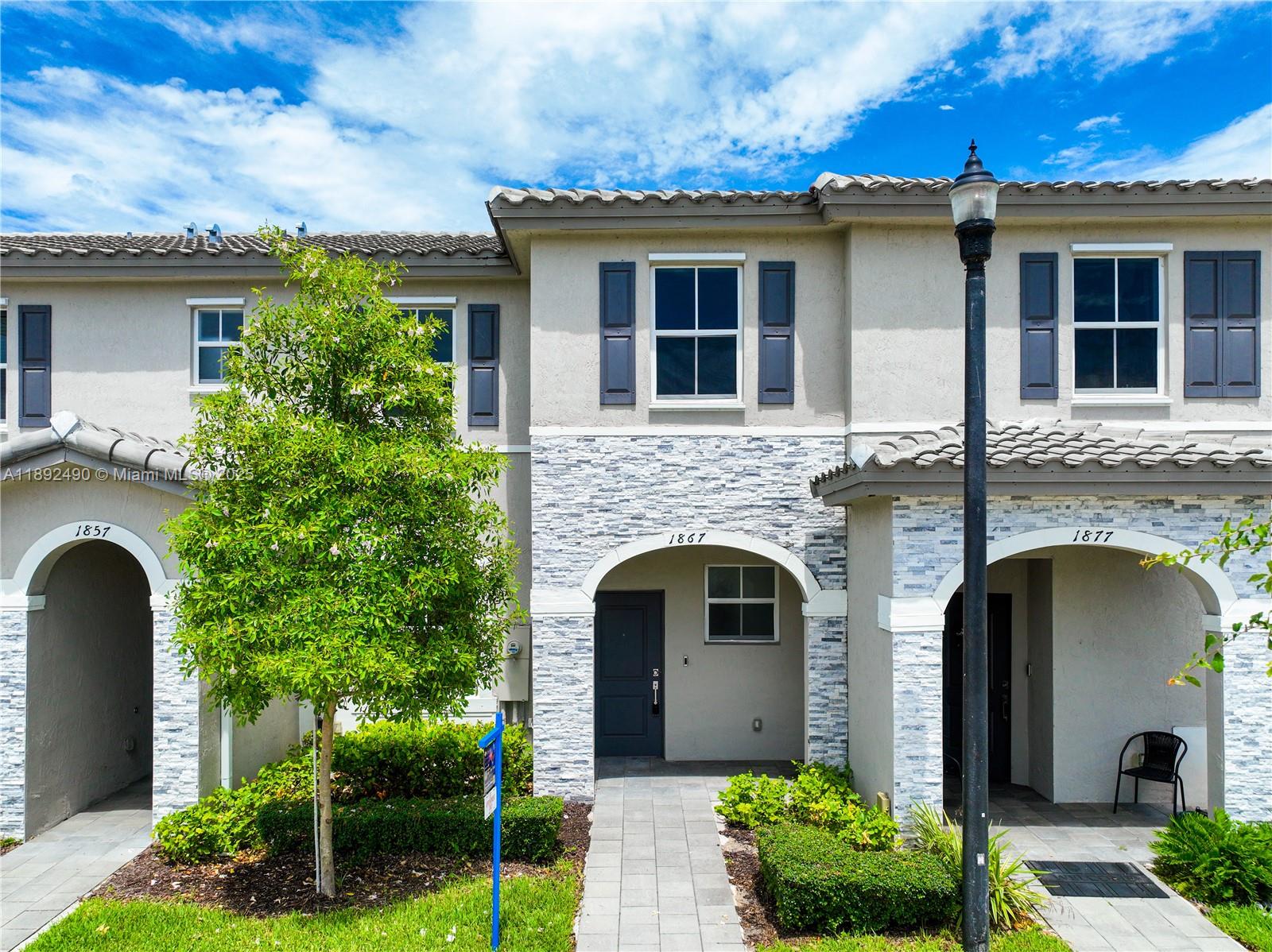 1867 SE 26th Ter Property Photo 1