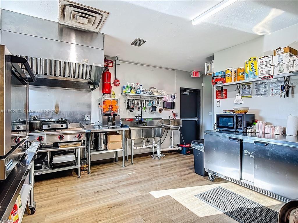 A11892933 Property Photo 30