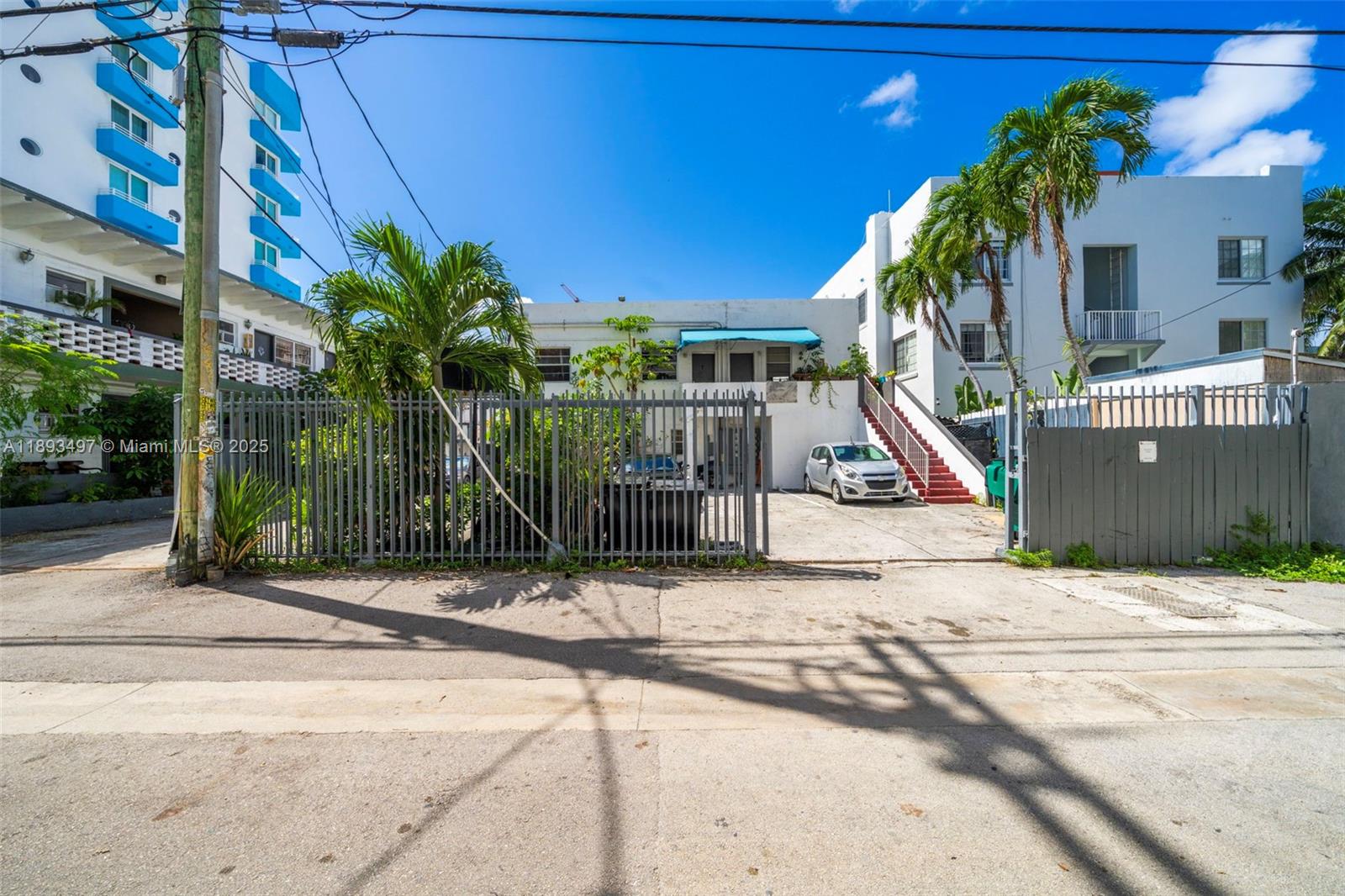 249 Collins Ave Property Photo 9