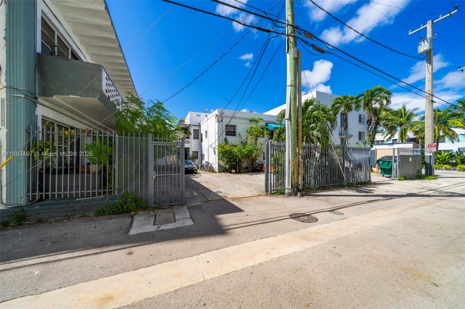 249 Collins Ave Property Photo 10