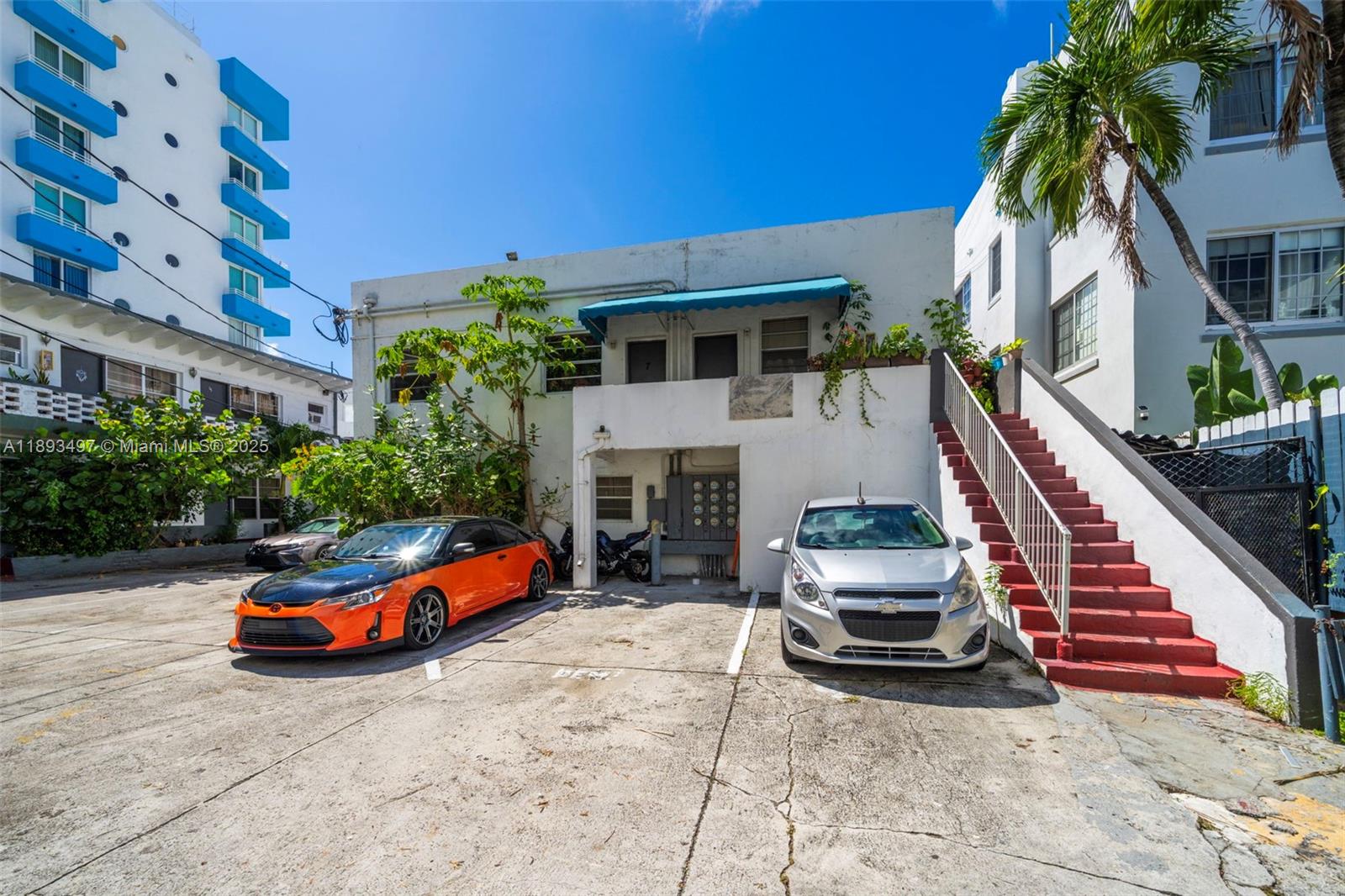 249 Collins Ave Property Photo 11