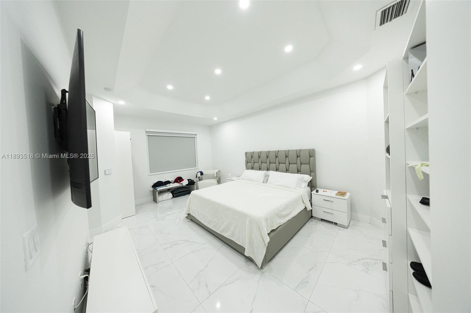 2122 Ne 39th Ter Property Photo 5