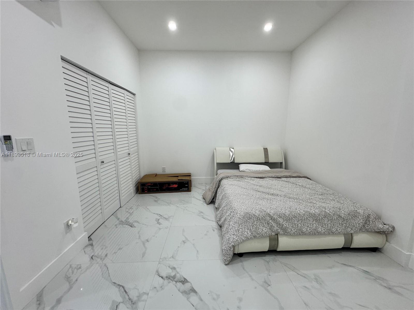 2122 Ne 39th Ter Property Photo 15