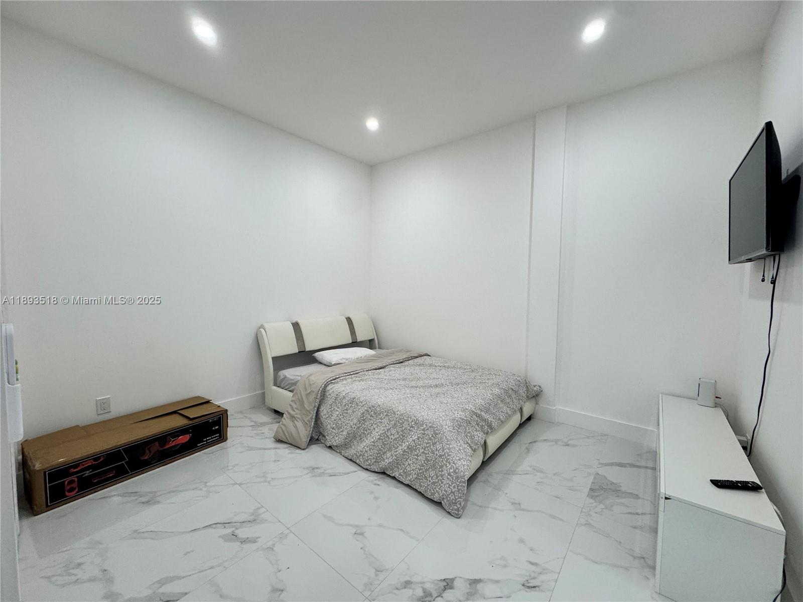 2122 Ne 39th Ter Property Photo 16