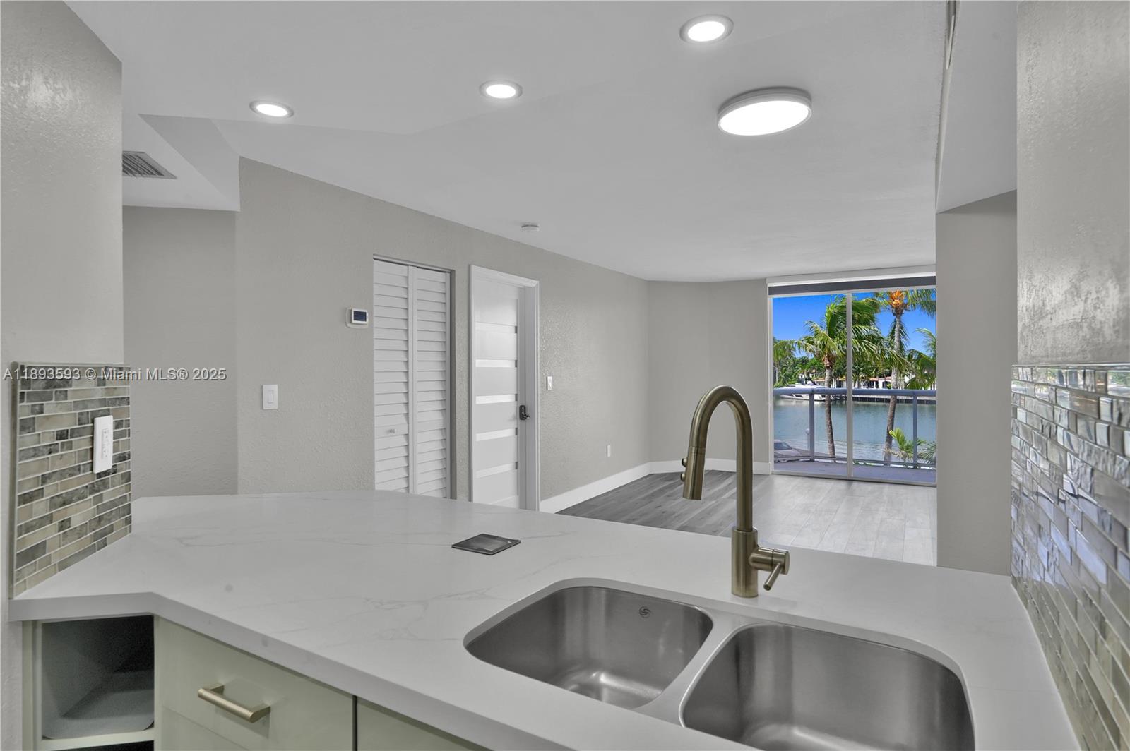 5880 Collins Ave 403 Property Photo 9