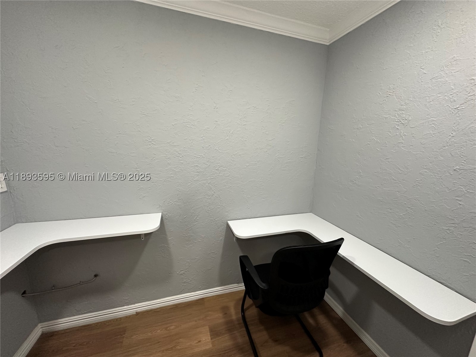 7070 Taft St Property Photo 12