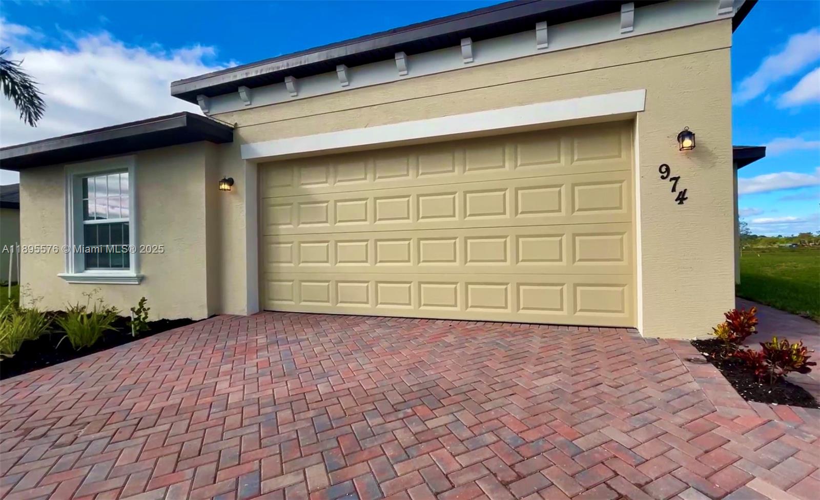 974 E Bent Creek Dr 974 Property Photo 1