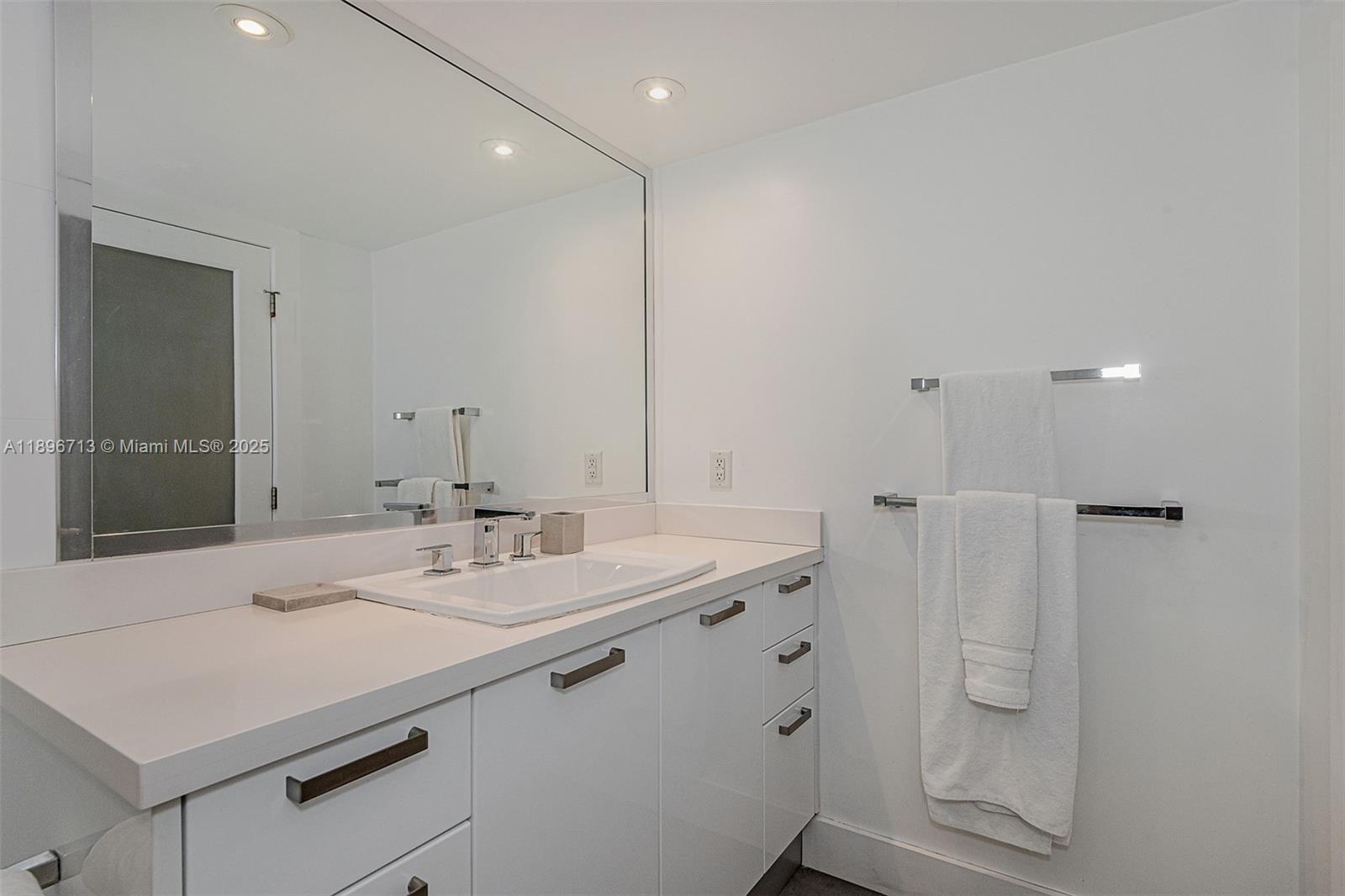 2301 Collins Ave 723 Property Photo 23