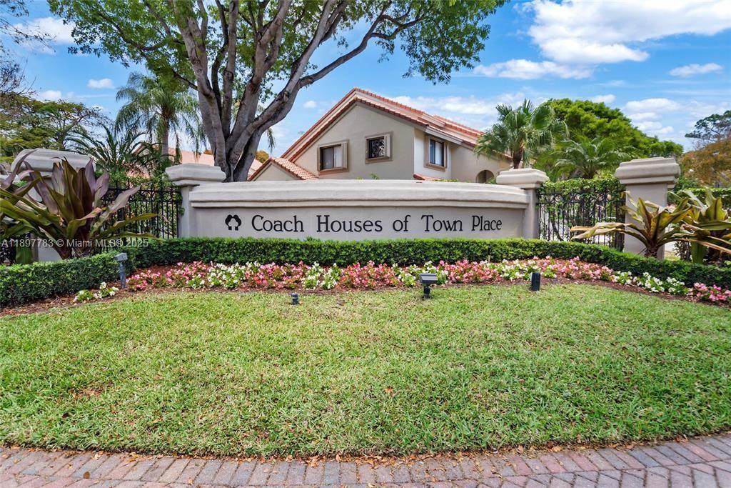 5800 Coach House Cir E Property Photo 1