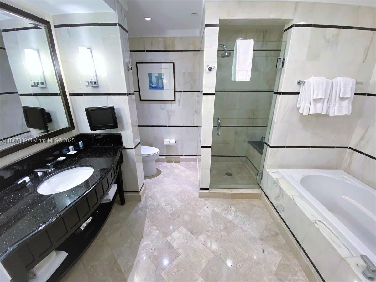 4391 Collins Ave 1619 Property Photo 3