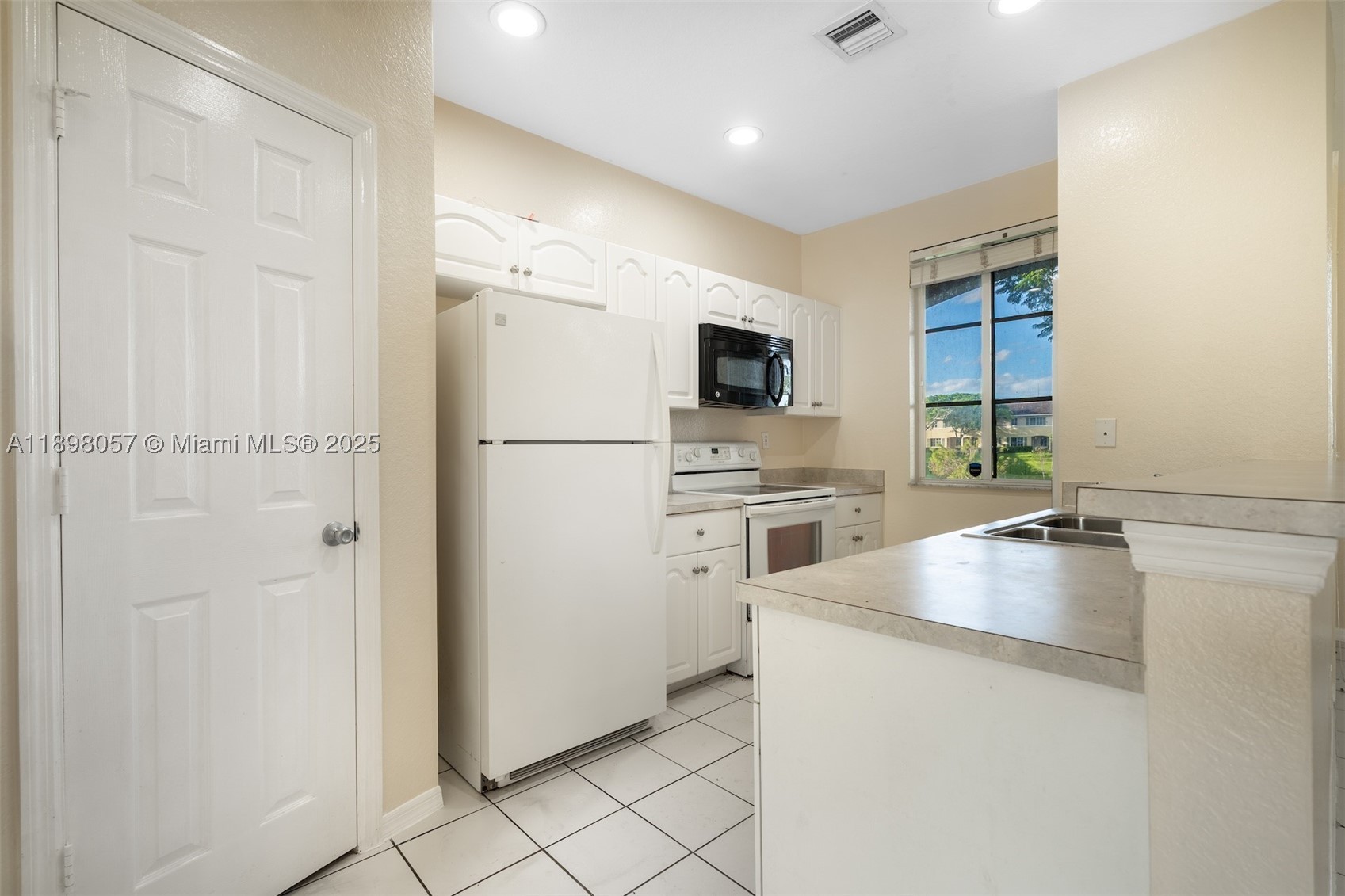 6051 Sw 19th Pl Property Photo 4