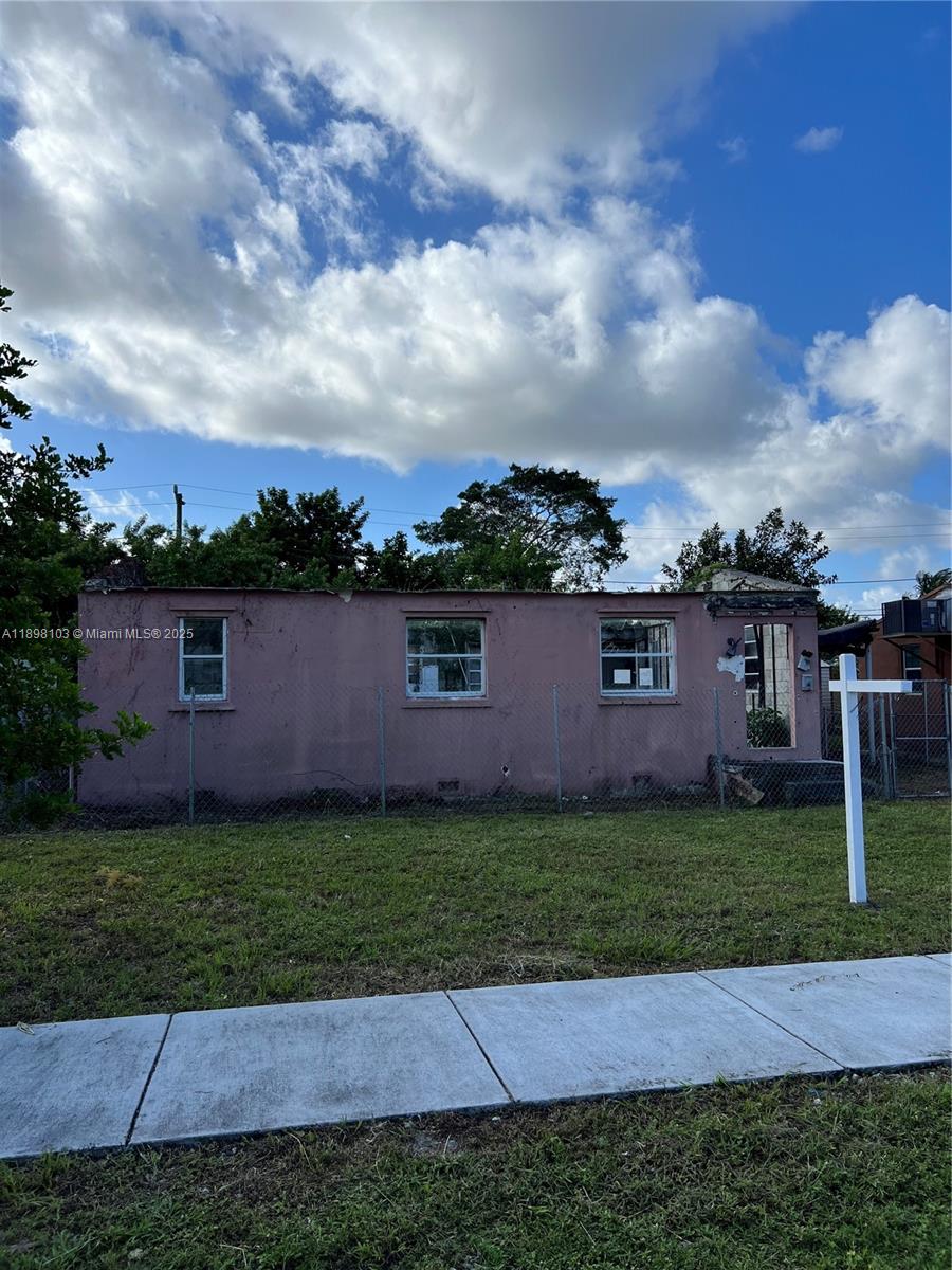2122 Dewey St Property Photo 1