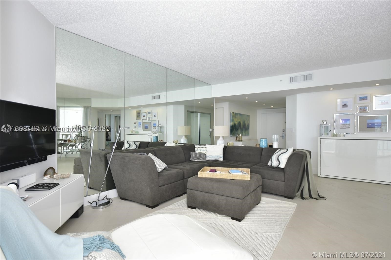 17375 Collins Ave 2002 Property Photo 7