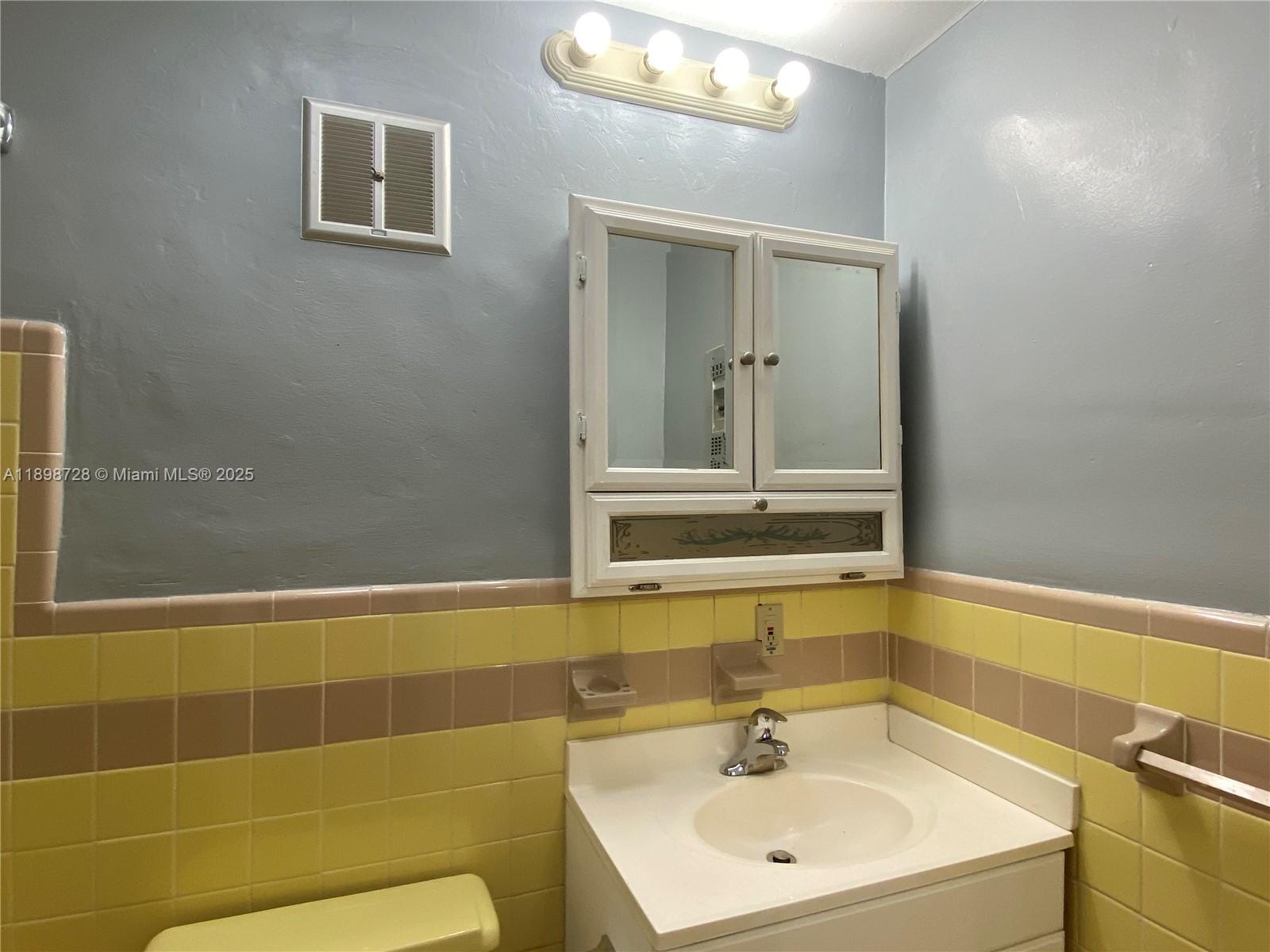 441 Collins Ave 27 Property Photo 21