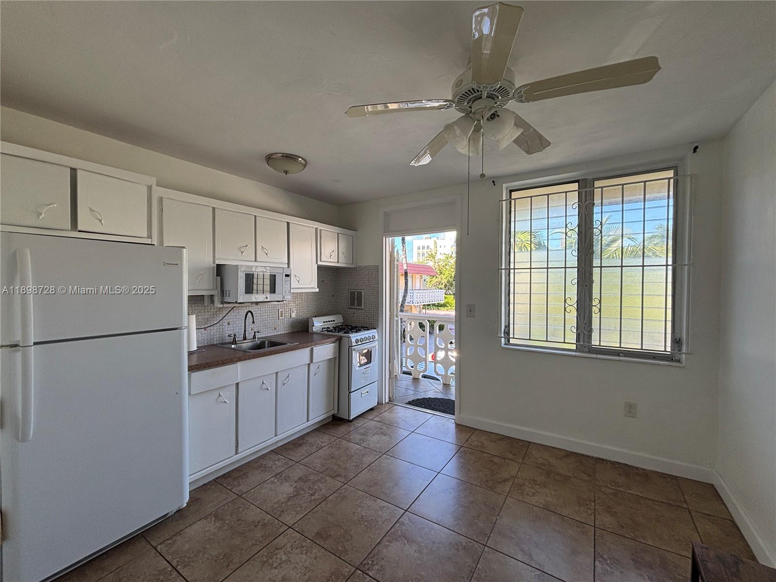 441 Collins Ave 27 Property Photo 29